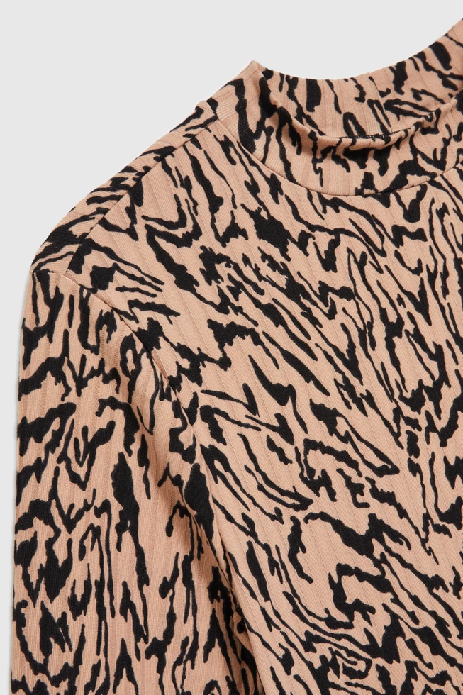Dopasowana bluzka w zwierzęcy wzór brązowa