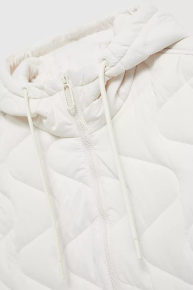 Długa pikowna kurtka z kapturem biała