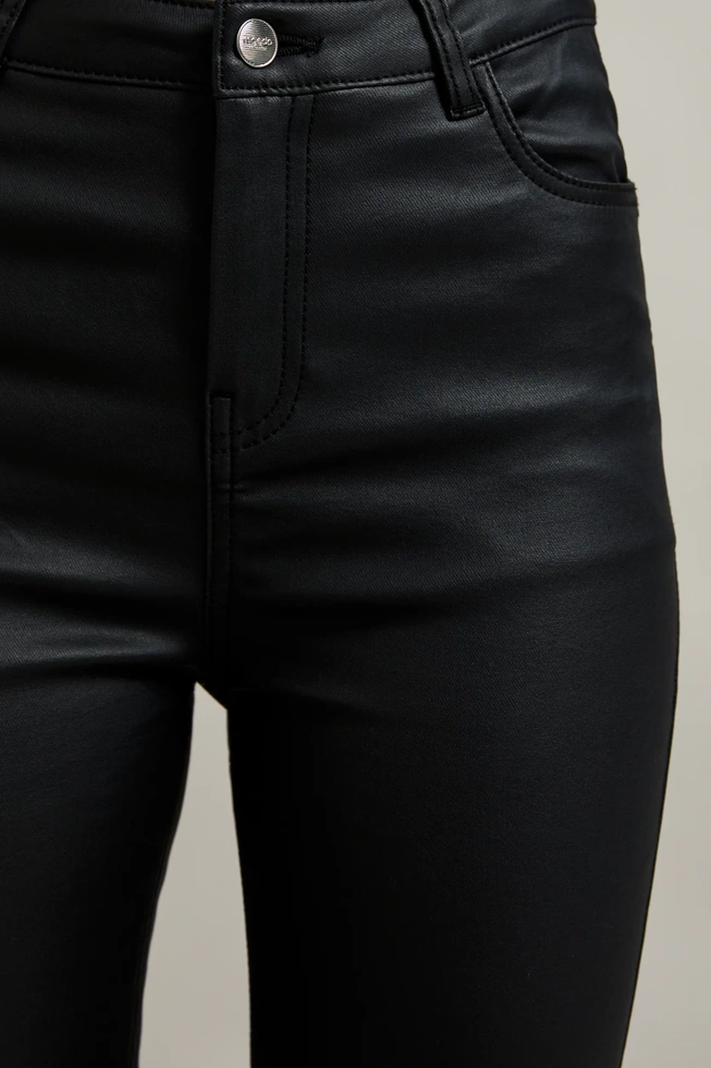 Woskowane spodnie rurki czarne