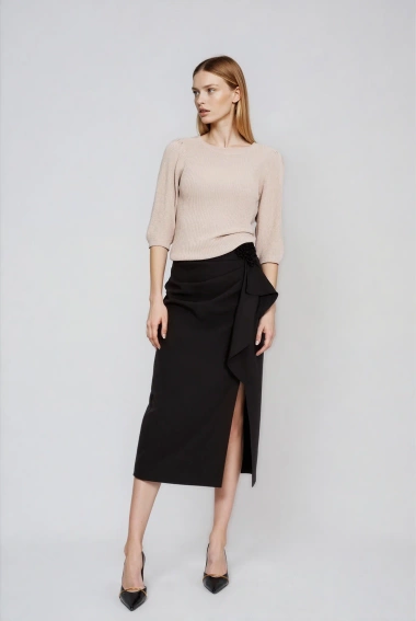 Prążkowany sweter z bufiastymi rękawami beżowy