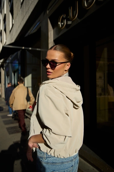 Cienka kurtka z kapturem beżowa 