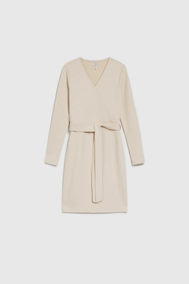 Dzianinowa sukienka o dopasowanym fasonie beżowa