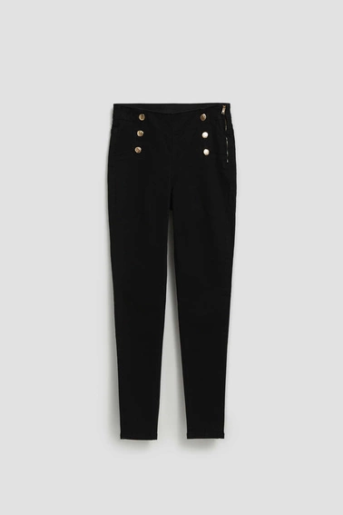 Jeansy z ozdobnymi guzikami