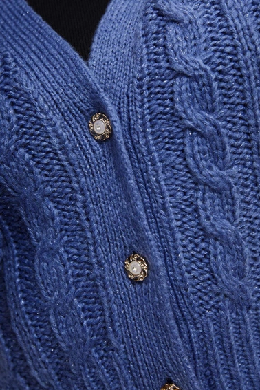 Sweter damski w warkoczowy splot