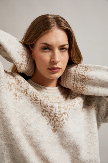 Sweter ozdobiony błyszczącą nitką beżowy