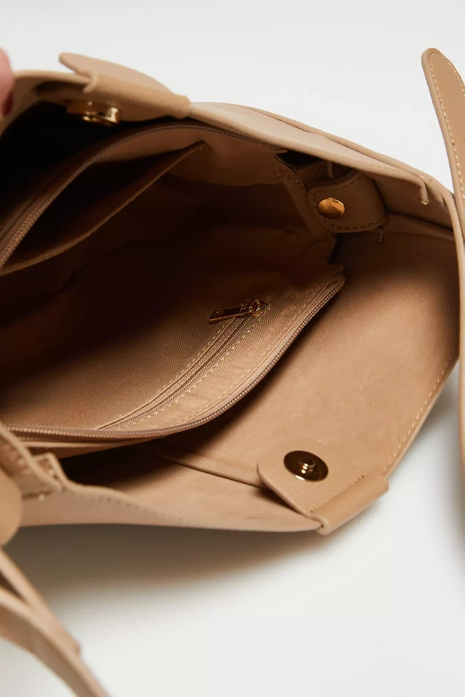 Torebka na długim regulowanym pasku beżowa