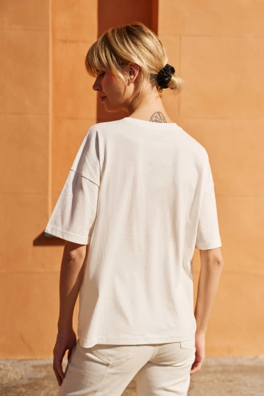 T-shirt z hatfem na kieszonce biały