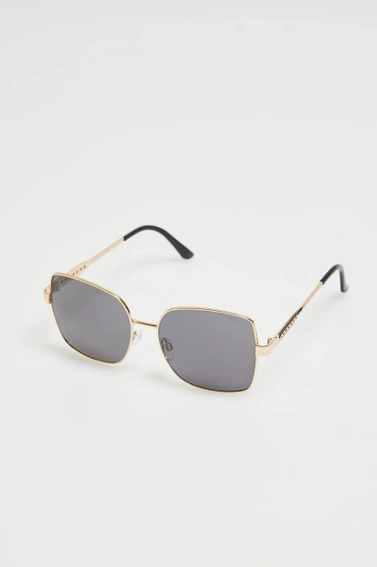 Okulary przeciwsłoneczne z czarnymi szkłami i metalowymi oprawkami 