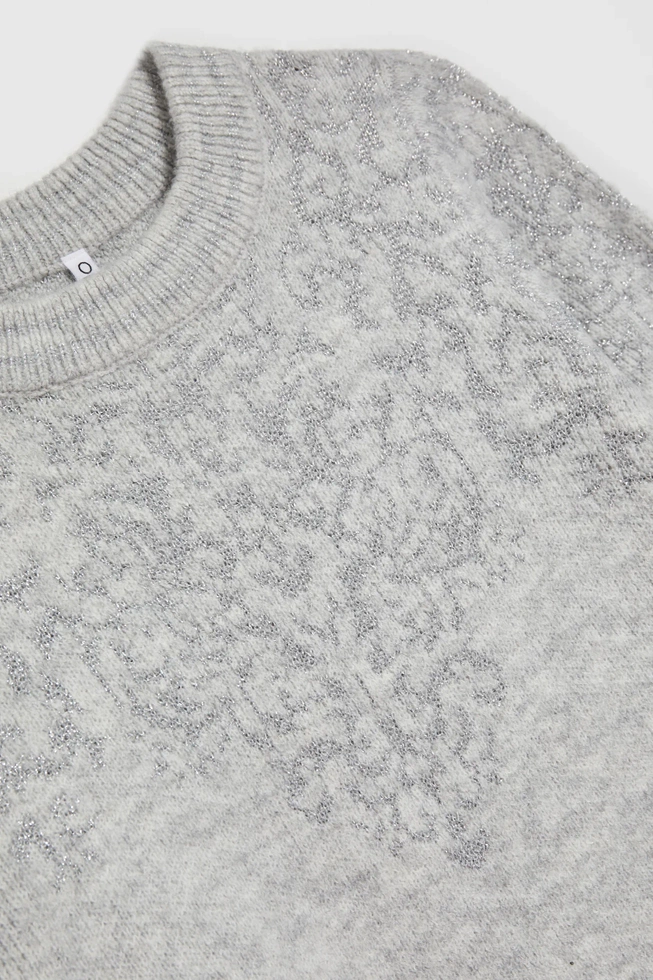Sweter ozdobiony błyszczącą nitką szary