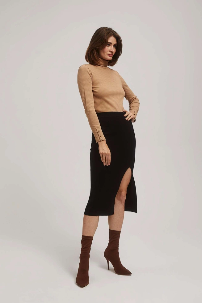 Prażkowana bluzka w golfem