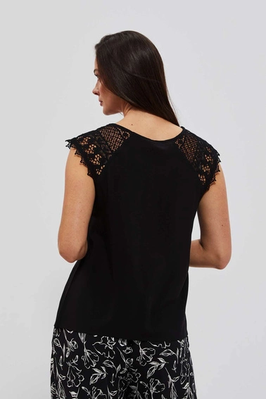 Koszulowa bluzka z ażurowym zdobieniem