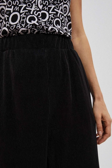 Spodnie z szerokimi nogawkami z prążkowanego materiału czarne