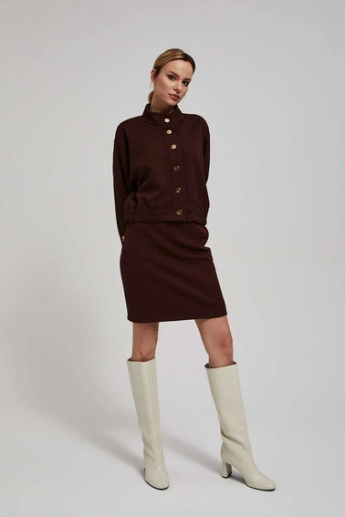 Dopasowana spódniczka o długości przed kolano kasztanowa