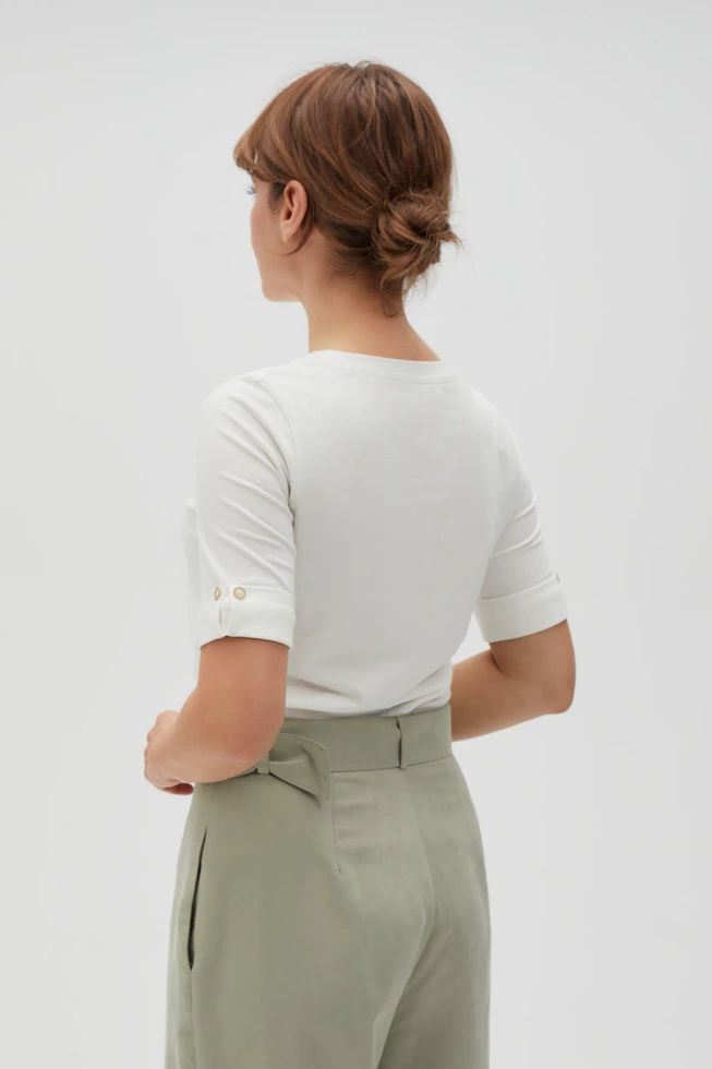 Gładki t-shirt z podwijanymi rękawami biały