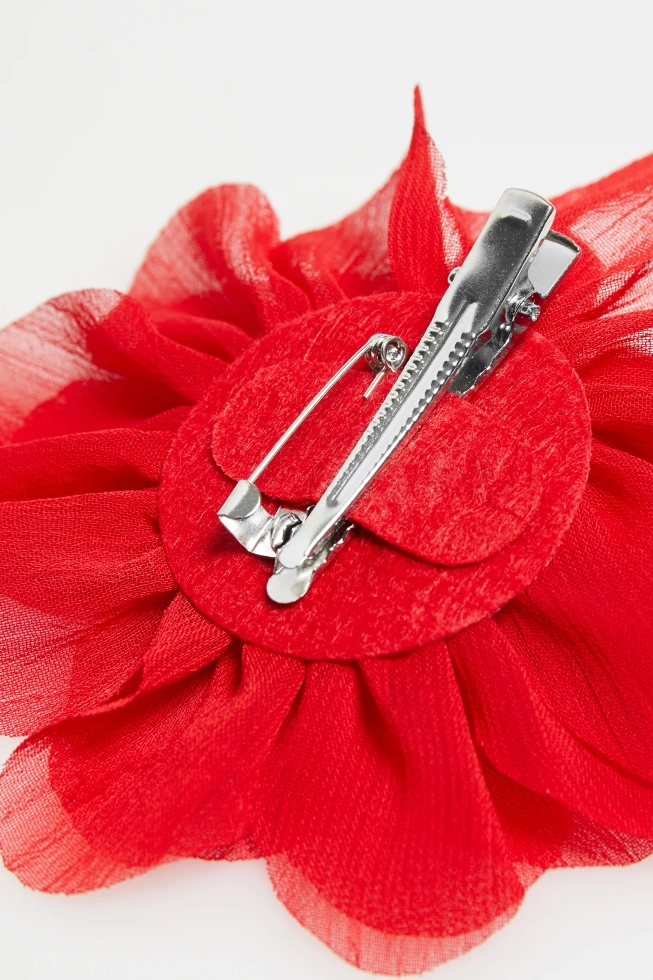 Broszka z tkaninowym kwiatem czerwona