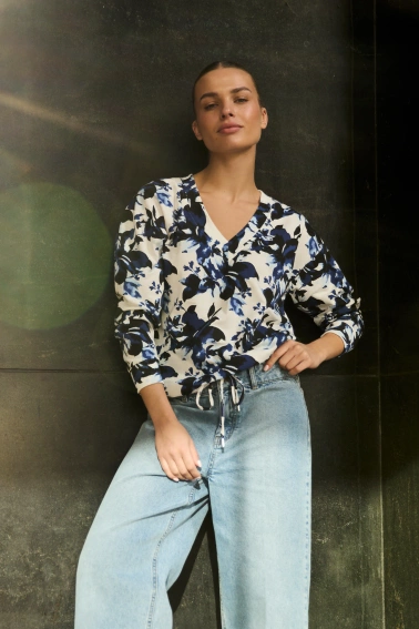 Bluza w kwiaty z dekoltem biała