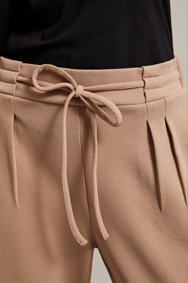 Spodnie z wiązaniem beżowe