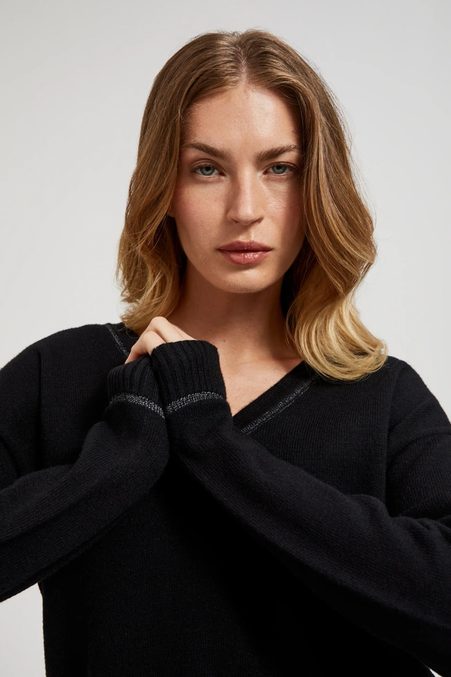 Sweter z dekoltem w serek i długimi rękawami czarny