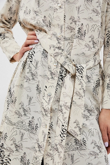 Sukienka z nadrukiem i paskiem