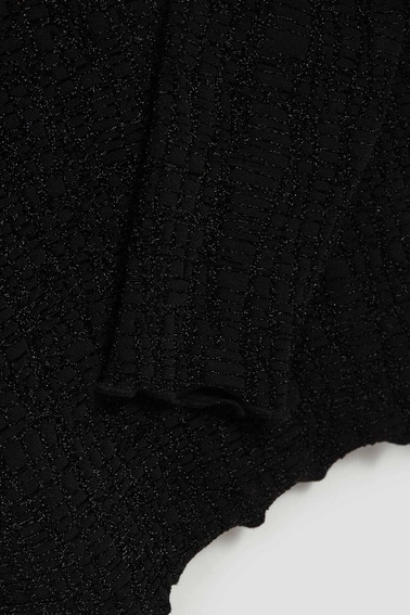Bluzka z półgolfem ozdobiona metaliczną nitką czarna