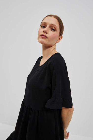 Sukienka z falbaną przy rękawie czarna