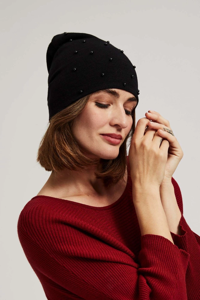 Czapka z ozdobnymi koralikami czarna