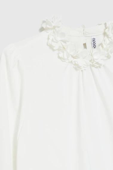 Koszula z ozdobnym dekoltem biała