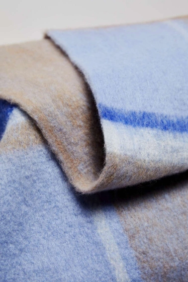 Szal w kratkę z frędzlami niebieski