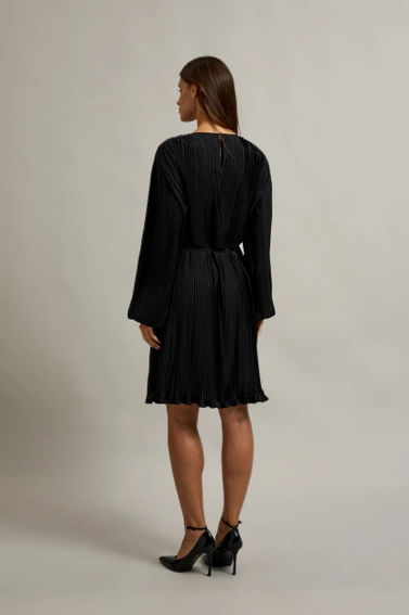 Plisowana sukienka z paskiem czarna 