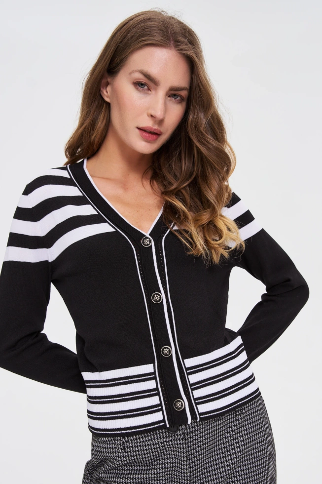 Sweter z ozdobnymi guzikami czarny