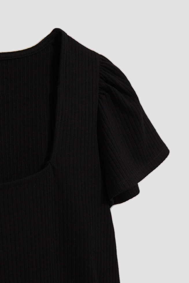 Bluzka z prążkowanej dzianiny z krótkimi bufaistymi rękawami czarna