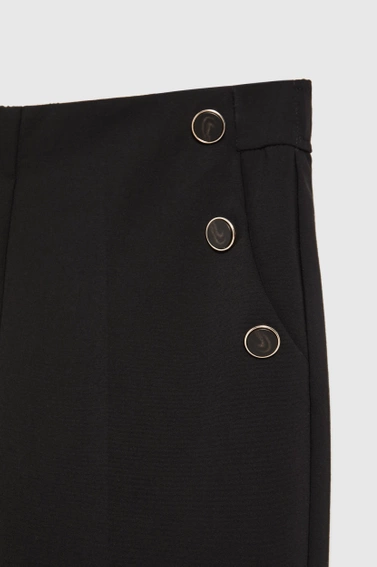 Spodnie w kant z ozdobnymi guzikami czarne