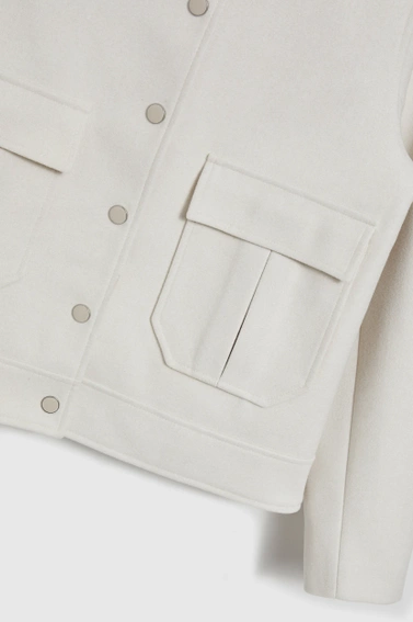 Kurtka z kołnierzem i dużymi kieszeniami beżowa