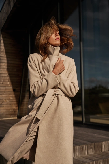 Płaszcz z paskiem beżowy