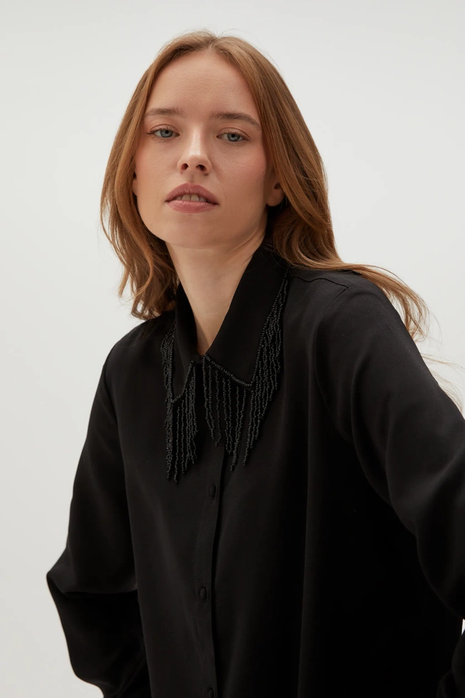 Koszula z ręcznie doszywanymi koralikami czarna