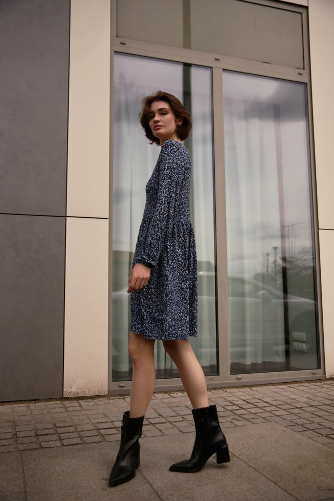 Sukienka w kwiatki granatowa