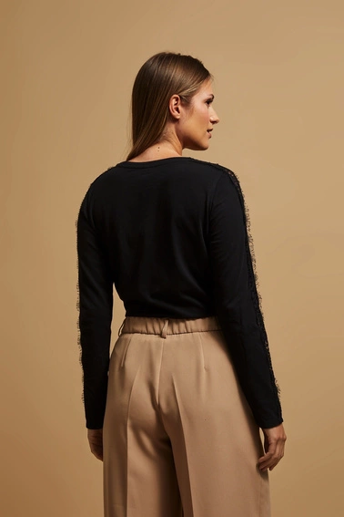 Bluzka z koronką na rękawach czarna