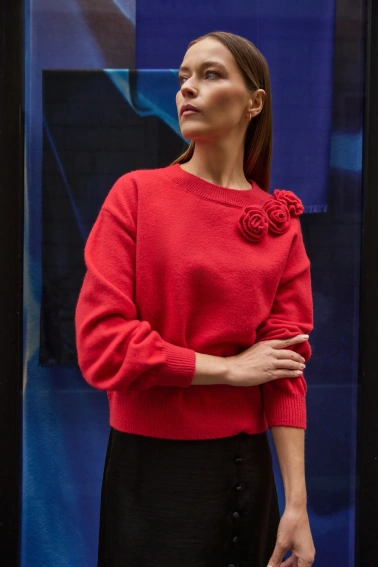 Sweter z różą czerwony
