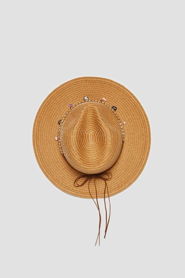 Kapelusz słomkowy z ozdobnym łańcuszkiem