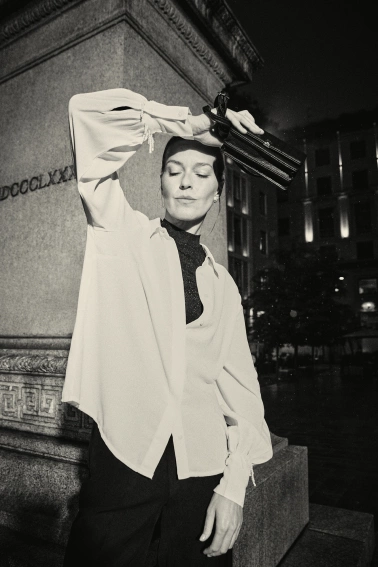 Koszula z koralikami na rękawie biała