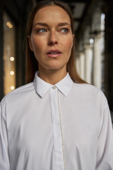 Koszula ozdobiona koralikami biała