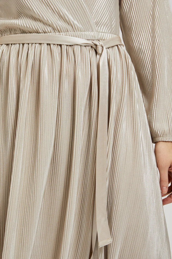 Prążkowana sukienka z związaniem w talii beżowa