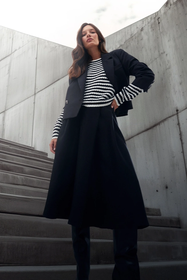 Krótka marynarka z ozdobymi guzikami czarna