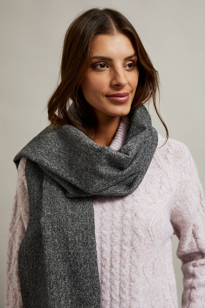 Gładki szary szalik z frędzlami