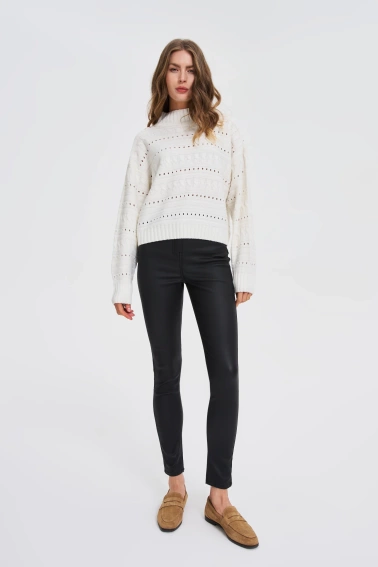 Sweter z golfem biały 