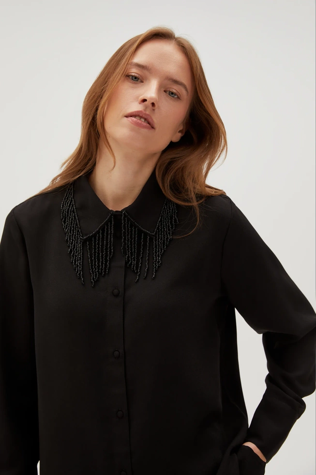 Koszula z ręcznie doszywanymi koralikami czarna