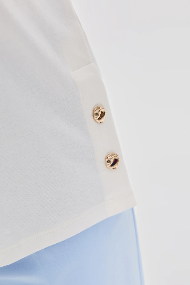 Bluzka z ozdobnymi guzikami biała