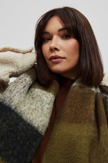 Szal w pasy z frędzlami