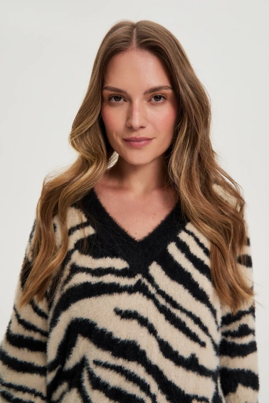 Wzorzysty sweter czarny