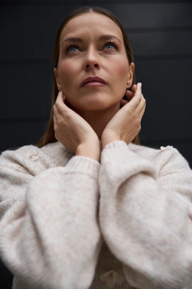 Sweter z aplikacją beżowy